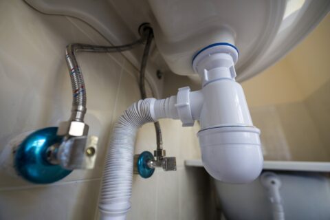 Domowe metody udrażniania rur: sprawdzone sposoby na skuteczne usunięcie zatorów
